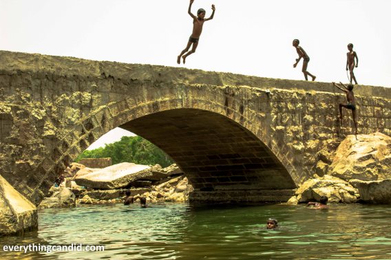 Orchha, madhya Pradesh, khajuraho, Bundelkhand, India, Betwa, Moghul, incredible India, heart of Incredible India, Divers, Boys, Swimmers, Swimming