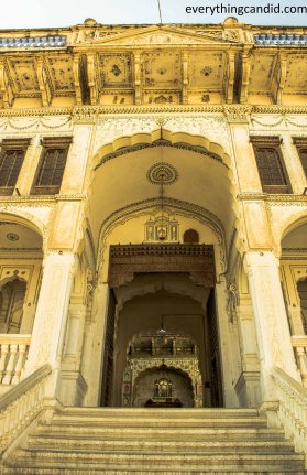 Grand entry gate of Bhartia Haveli in Fatehpur