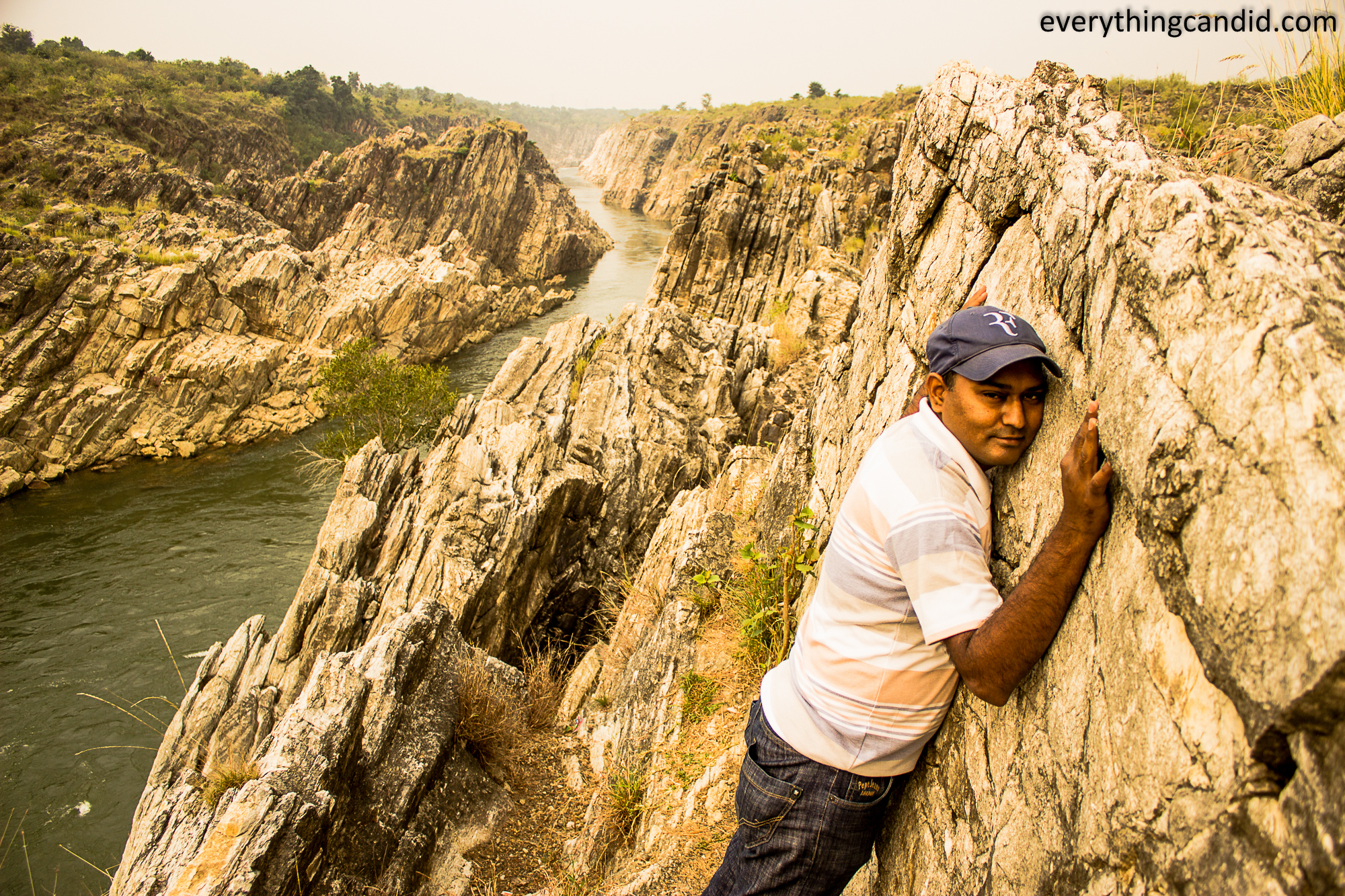 Hug the marble rocks along Narmada in Bhedaghat. A must to do thing during travel trip to Bhedaghat.